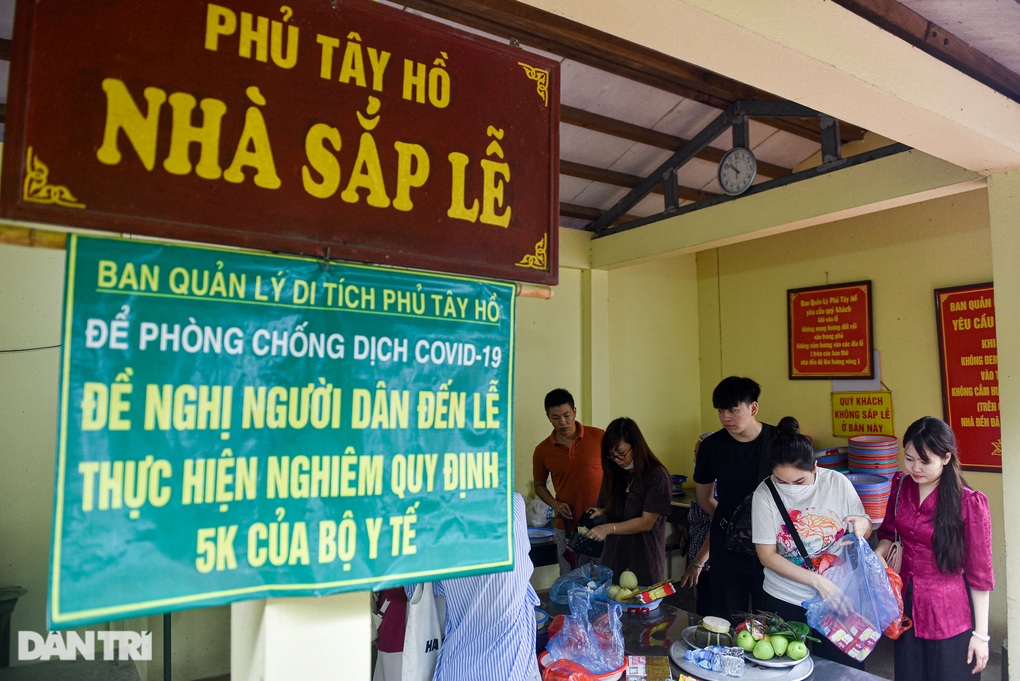 Mưa lớn kéo dài, Phủ Tây Hồ Hà Nội vắng vẻ trong ngày rằm tháng 7 - 2 Mưa lớn kéo dài, Phủ Tây Hồ Hà Nội vắng vẻ trong ngày rằm tháng 7 - 2