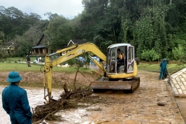 4 du khách Hàn Quốc tử vong trong vụ lật xe ở làng Cù Lần