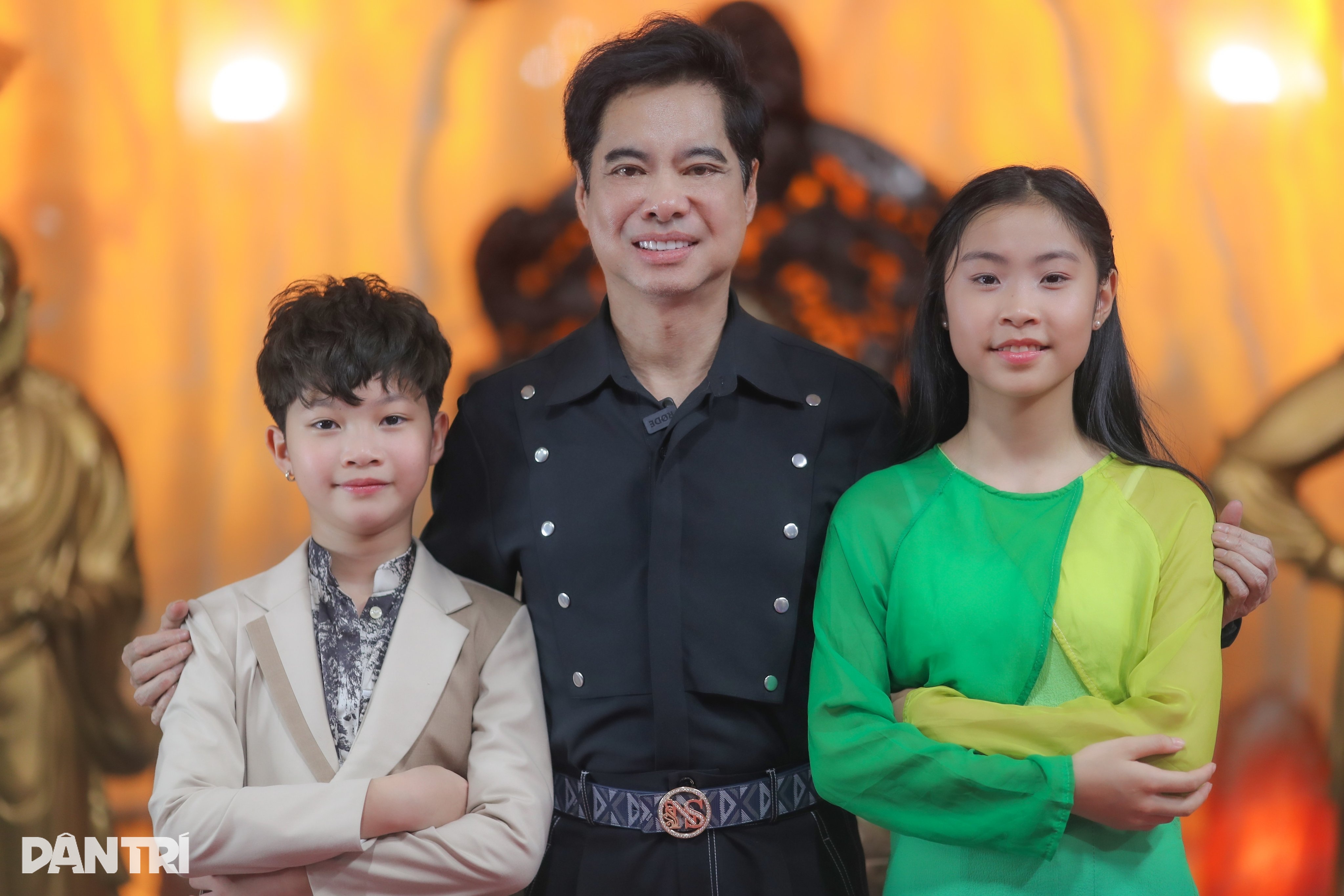 Penyanyi Ngoc Son: Orang-orang memberi saya miliaran karena mereka ingin menerima saya sebagai guru - 3 Ca sĩ Ngọc Sơn: Người ta cho tôi tiền tỷ vì muốn nhận tôi làm thầy - 3