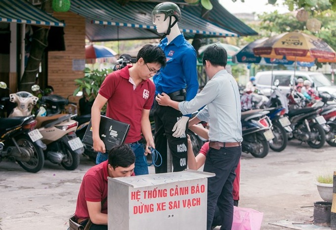 Robot biết nói dẫn người qua đường ở Đà Nẵng