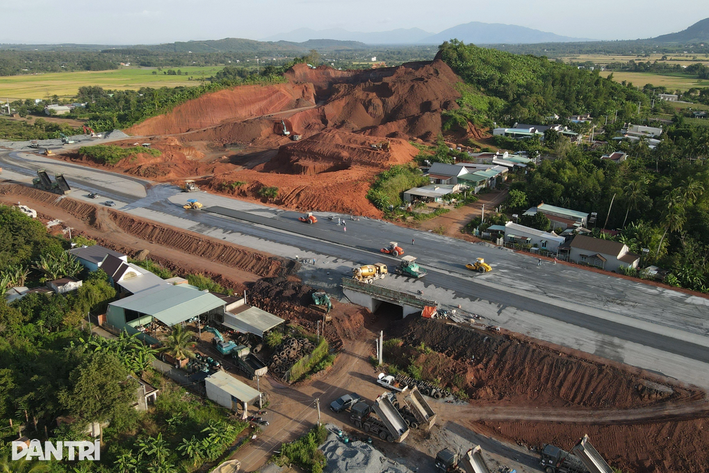 Gia hạn dùng 4 mỏ đất đến cuối năm để làm cao tốc Phan Thiết - Dầu Giây - 1 Gia hạn dùng 4 mỏ đất đến cuối năm để làm cao tốc Phan Thiết - Dầu Giây - 1