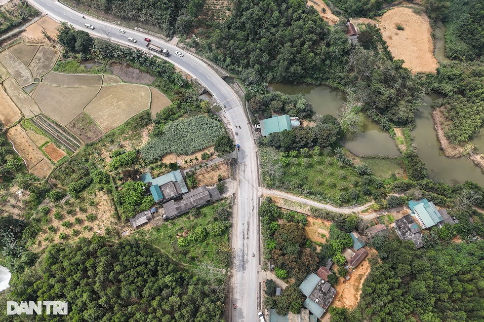 Nhân chứng tai nạn 5 người chết: Nhiều người rơi từ xe khách, nằm la liệt - 1 Nhân chứng tai nạn 5 người chết: Nhiều người rơi từ xe khách, nằm la liệt - 1