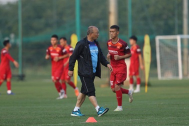 HLV Park Hang Seo tập tễnh, tuyển thủ Việt Nam lo lắng