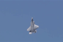 Màn nhào lộn đẹp mắt của máy bay chiến đấu F-35