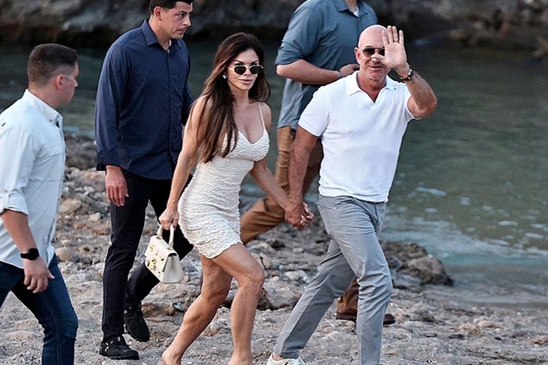 Vợ chồng tỷ phú Jeff Bezos và Leonardo Dicaprio du ngoạn trên đảo đắt đỏ
