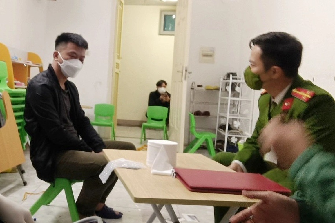 Hà Nội: Xác minh vụ 3 kẻ lạ mặt xông vào nhà xịt hơi cay, cướp điện thoại - 1 Hà Nội: Xác minh vụ 3 kẻ lạ mặt xông vào nhà xịt hơi cay, cướp điện thoại - 1