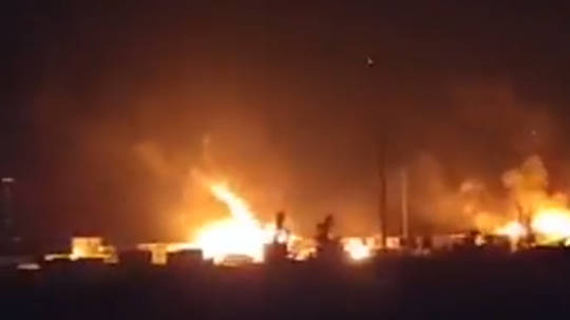 Syria nghi Israel dội hỏa lực, cảng gần căn cứ Nga chìm trong biển lửa - 1