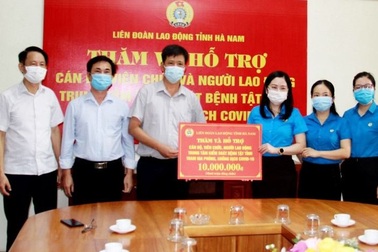 LĐLĐ tặng quà các cán bộ y tế tham gia phòng, chống dịch Covid-19
