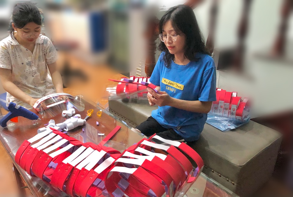 Sinh viên vừa học online vừa làm tấm chắn giọt bắn gửi tuyến đầu chống dịch - 1 Sinh viên vừa học online vừa làm tấm chắn giọt bắn gửi tuyến đầu chống dịch - 1