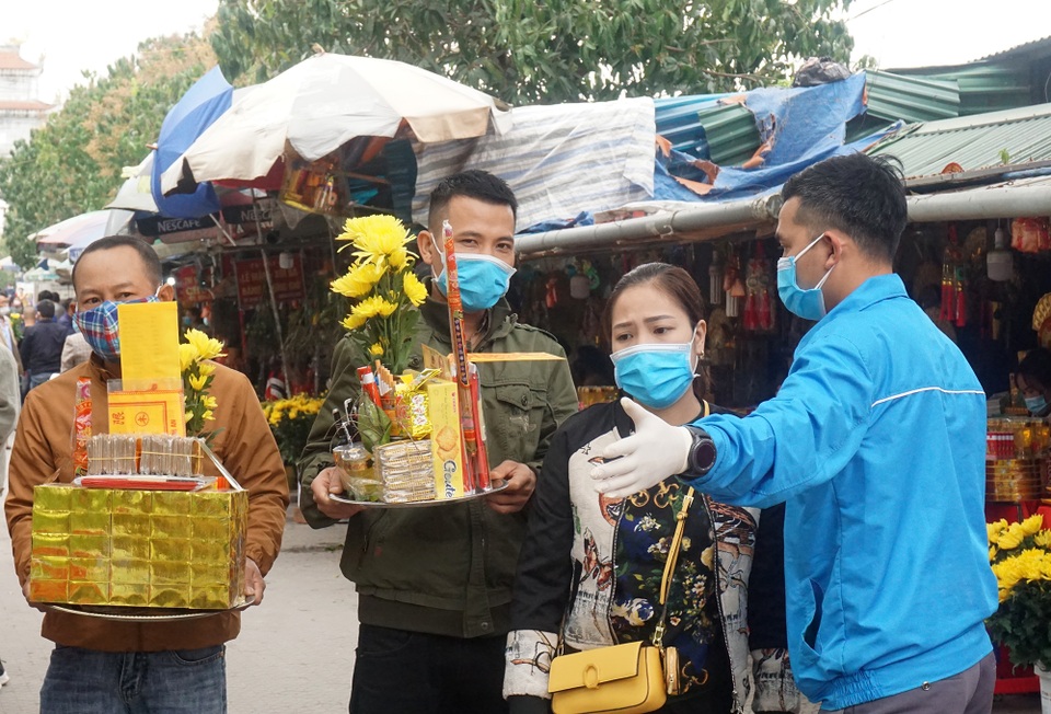Du khách mang khẩu trang tấp nập đi cầu công danh sự nghiệp đầu năm - 4 Du khách mang khẩu trang tấp nập đi cầu công danh sự nghiệp đầu năm - 4