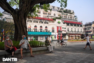 Từ tờ mờ sáng nay, người dân Hà Nội đổ ra đường tập thể dục