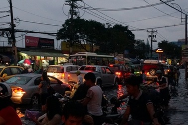 TPHCM: Mưa lớn, nước ngập mênh mông, đường kẹt cứng