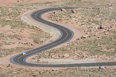 Ô tô chạy điện lập kỉ lục leo núi