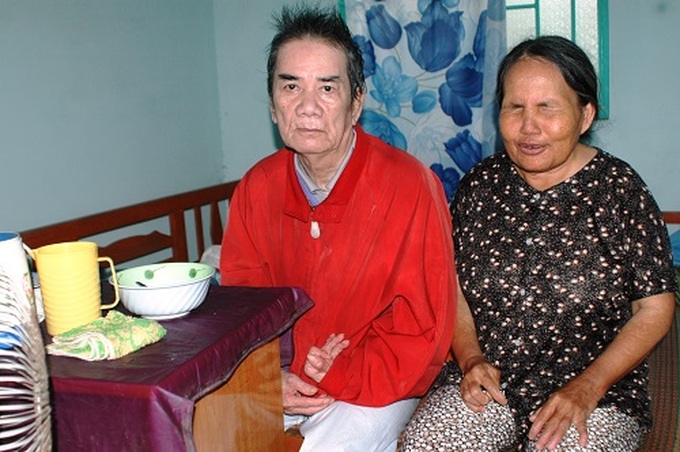 Bà Gấu mù lòa, ông Mơ bị bại liệt, ăn xin 22 năm nuôi 3 con vào đại học 
