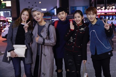 Chi Pu bất ngờ hội ngộ Monstar, được Á hậu Hàn tiếp đón nồng nhiệt