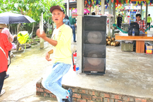 Tiếng loa kẹo kéo vẫn "chát chúa" cả khu rừng dừa Bảy Mẫu ở Hội An