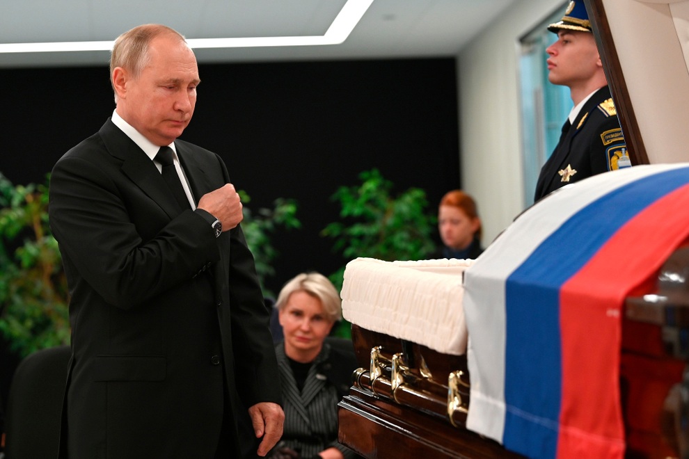 Tổng thống Putin viếng Bộ trưởng tử nạn vì cứu người lúc tập trận - 1 Tổng thống Putin viếng Bộ trưởng tử nạn vì cứu người lúc tập trận - 1