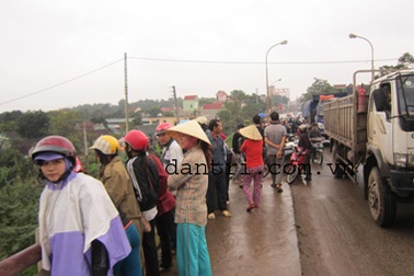 Hàng trăm người chen chân xem tìm xác thiếu nữ nhảy cầu