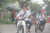 Hãi hùng cảnh học sinh dàn hàng trên quốc lộ, “làm ngơ” luật giao thông