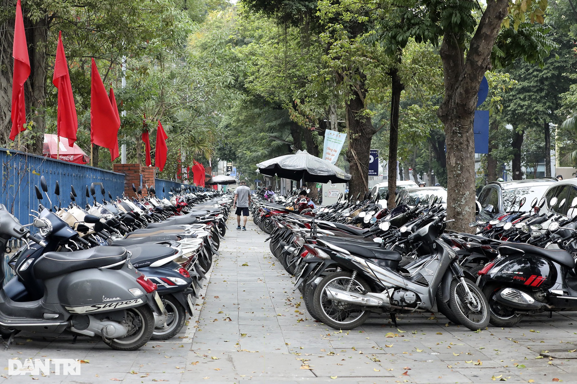 Vỉa hè ở Hà Nội không dành cho người đi bộ - 4 Vỉa hè ở Hà Nội không dành cho người đi bộ - 4