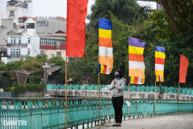 Đền chùa đóng cửa, dân công sở tranh thủ đi lễ vái vọng từ xa - 10 Đền chùa đóng cửa, dân công sở tranh thủ đi lễ vái vọng từ xa - 10