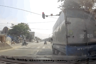 Tài xế thản nhiên dừng xe tải giữa đường để... gọi điện thoại