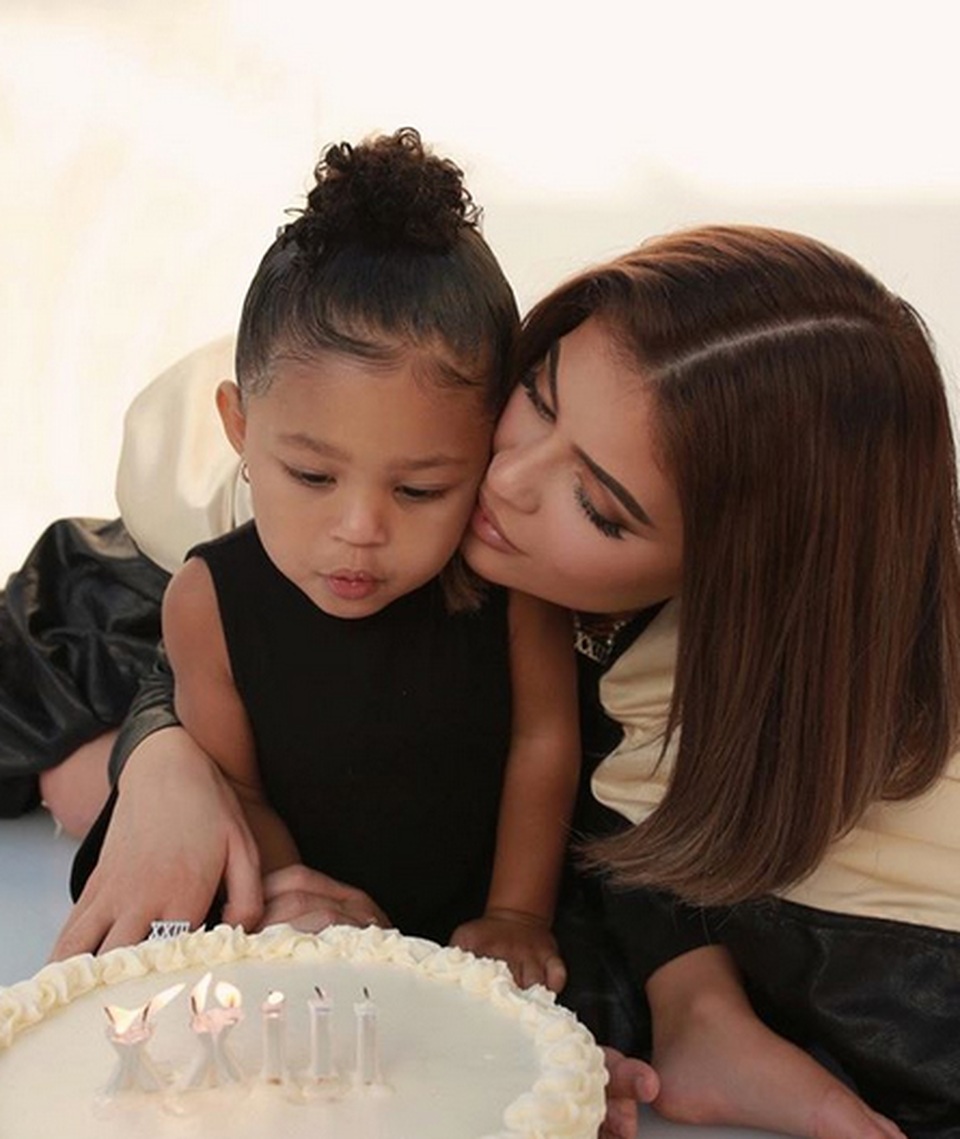 Kylie Jenner khoe eo thon, đeo túi gần 4000 USD ra phố - 5 Kylie Jenner khoe eo thon, đeo túi gần 4000 USD ra phố - 5