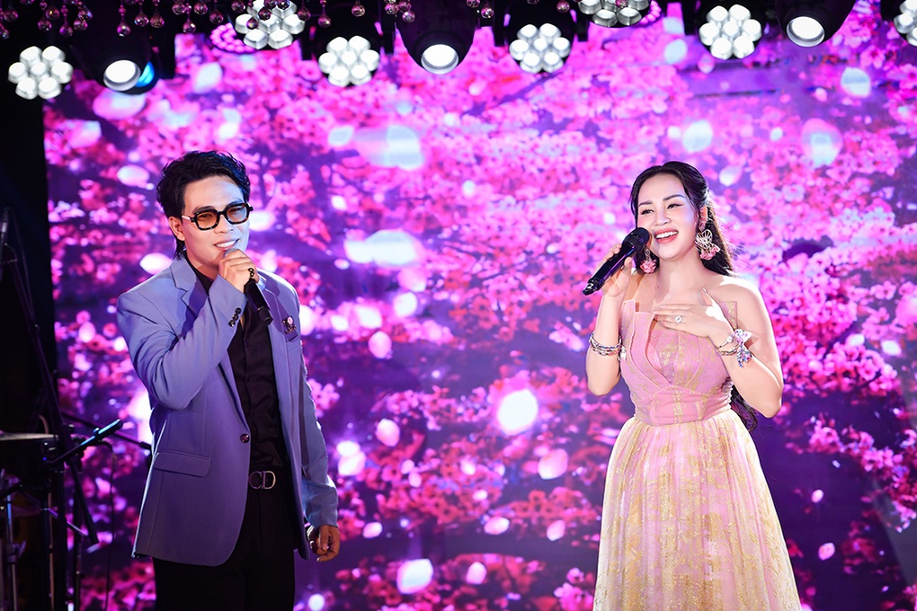 NSND Đức Long được trẻ lại khi song ca cùng Sao Mai Khánh Ly - 3 NSND Đức Long được trẻ lại khi song ca cùng Sao Mai Khánh Ly - 3