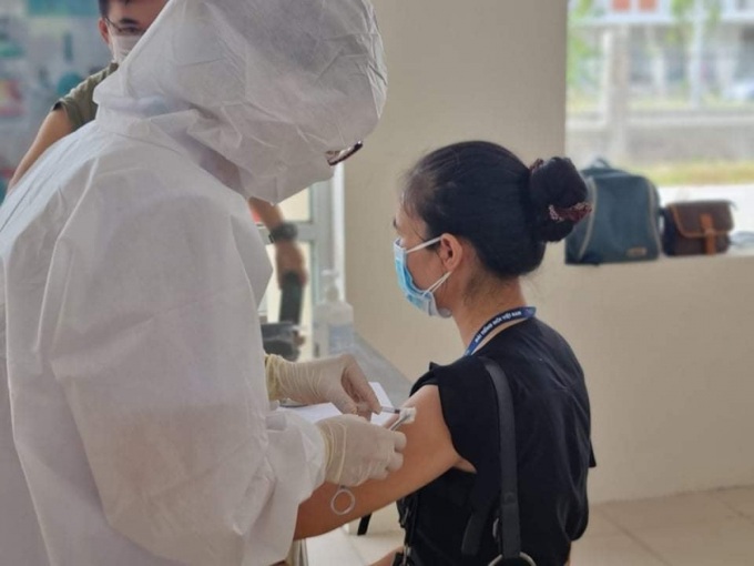 Ngành Y tế tiêm vaccine phòng COVID-19 cho người dân.