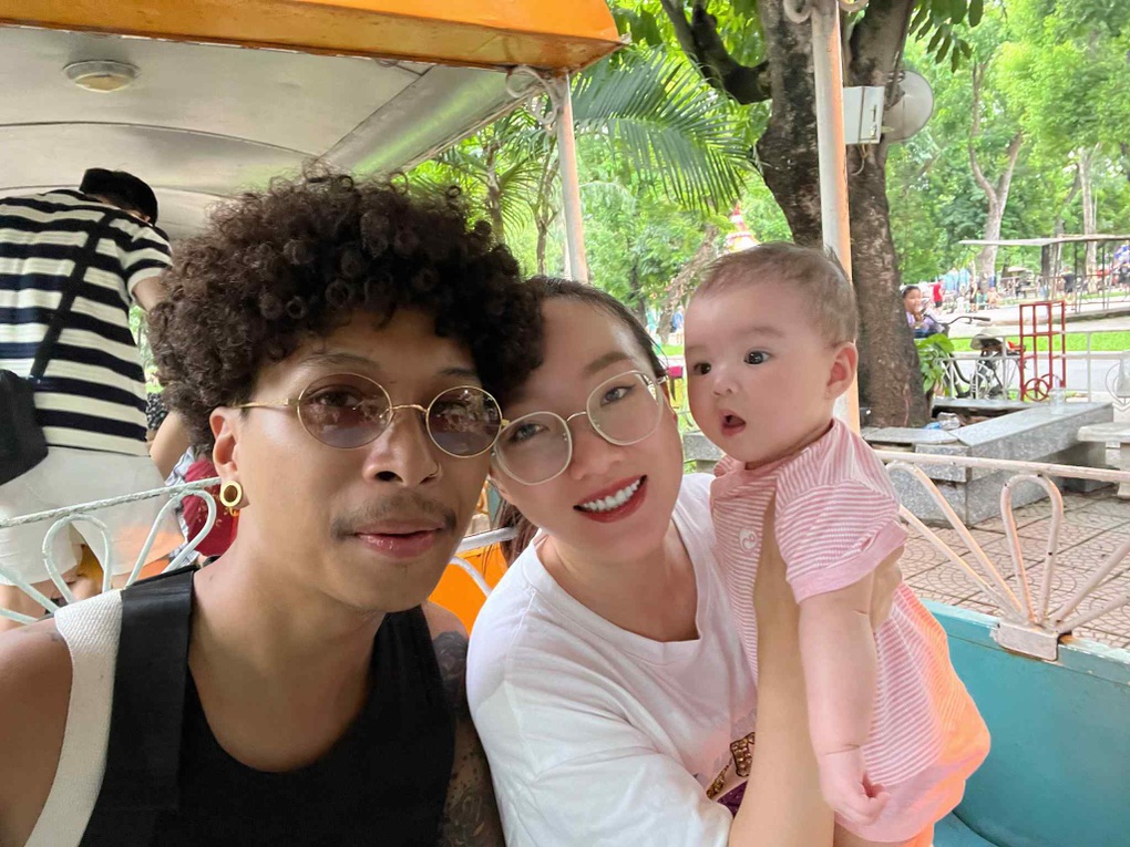 Chàng trai Hà Nội cưới được vợ đẹp nhờ có mái tóc độc lạ - 3 Chàng trai Hà Nội cưới được vợ đẹp nhờ có mái tóc độc lạ - 3