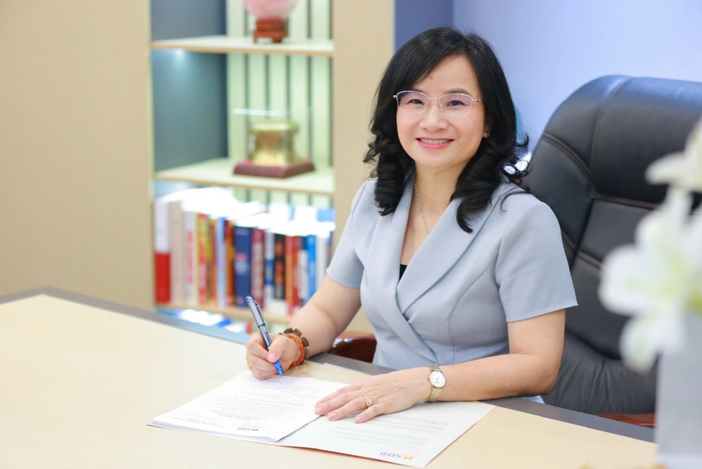 SHB General Director receives Golden Rose Award 2025 - 2 Tổng giám đốc SHB nhận giải Bông hồng vàng năm 2025 - 2