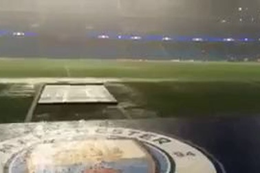 Mưa xối xả ở sân Etihad