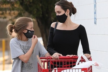 Angelina Jolie đưa con gái đi mua đồ dùng học tập