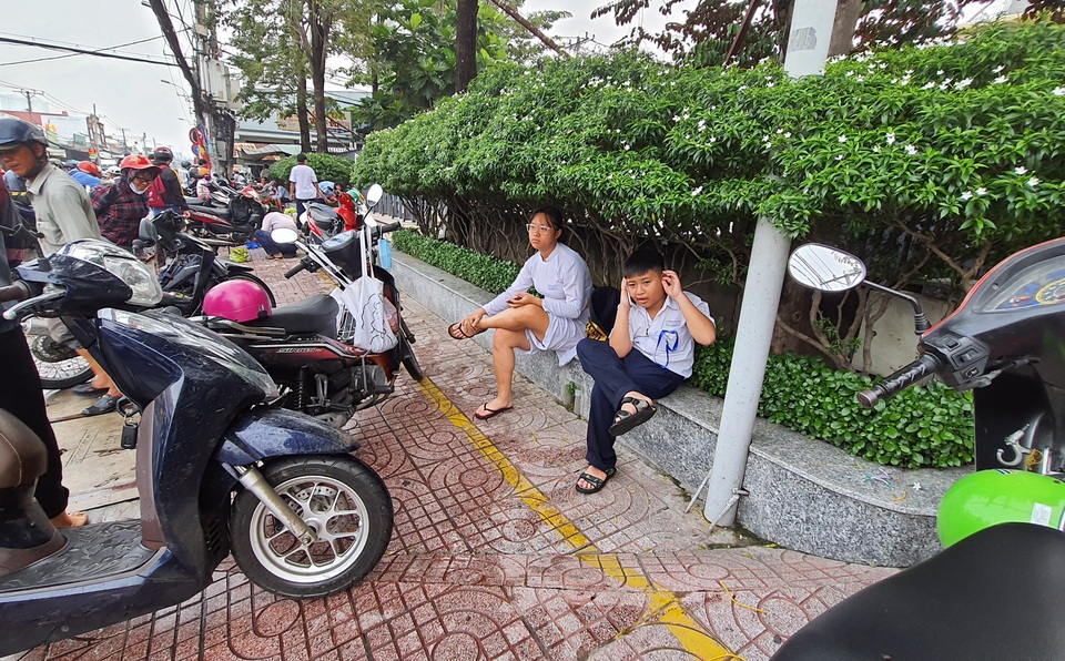 Người Sài Gòn khốn khổ sáng đầu tuần vì triều cường đạt đỉnh - 8 Người Sài Gòn khốn khổ sáng đầu tuần vì triều cường đạt đỉnh - 8