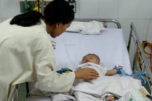 Cháu bé bị dao đâm xuyên não tạm qua cơn nguy kịch