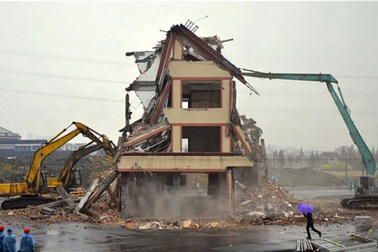 Trung Quốc phá ngôi nhà nằm "chình ình" giữa đường