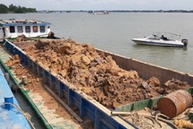 Phát hiện 7 sà lan trộm đất sét trên sông