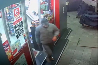 Truy tìm đối tượng dùng dao đe dọa nhân viên Circle K trên phố cổ Hà Nội