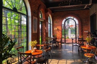 Quán cà phê sân vườn phong cách châu Âu của gia chủ mê xe ở Hải Phòng