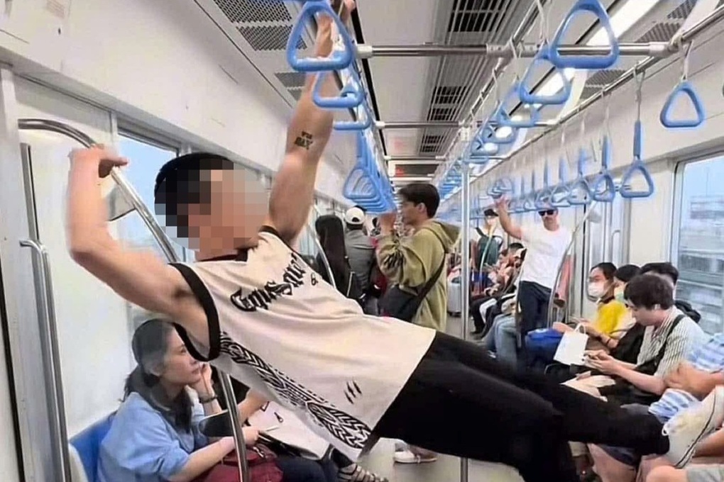 Đề nghị Công an TPHCM xử lý thanh niên đu người trên tàu Metro số 1 - 1