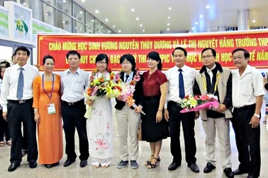 Đà Nẵng đón hai nữ sinh đoạt huy chương Bạc Olympic quốc tế