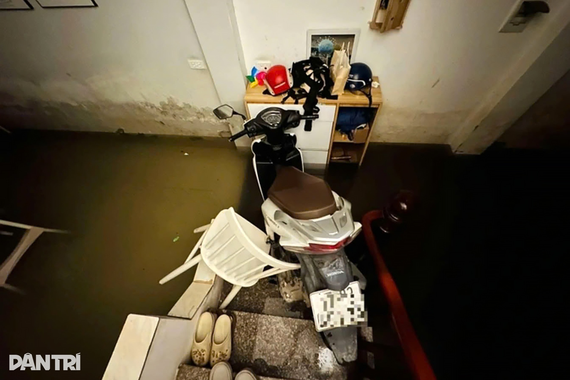 Muôn kiểu ứng phó mưa lớn, vượt ngập sâu của người Hà Nội - 15 Muôn kiểu ứng phó mưa lớn, vượt ngập sâu của người Hà Nội - 15