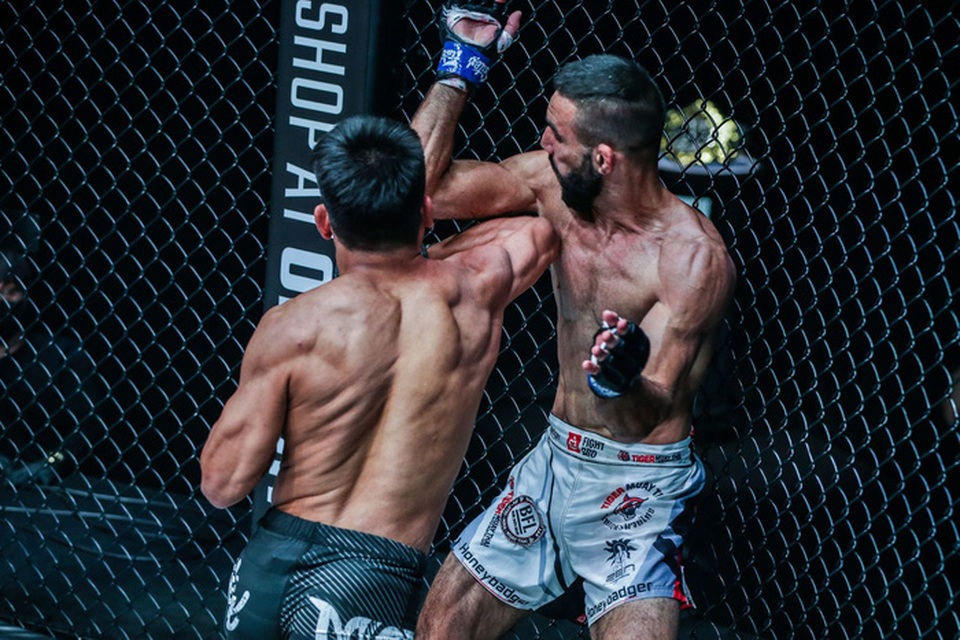 Võ sĩ thép tung đòn chỏ tàn bạo, hạ knock-out cựu vô địch MMA - 2 Võ sĩ thép tung đòn chỏ tàn bạo, hạ knock-out cựu vô địch MMA - 2