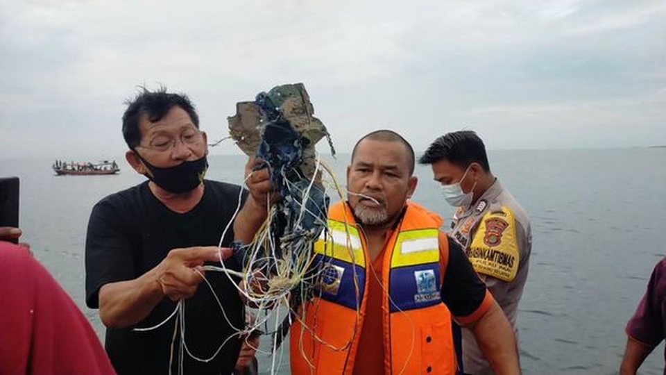 Máy bay Indonesia chở 62 người rơi xuống biển sau 4 phút cất cánh - 3 Máy bay Indonesia chở 62 người rơi xuống biển sau 4 phút cất cánh - 3