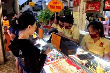 "Bão" giá vàng: Bán cả ô tô Mercedes để... “lướt sóng"!