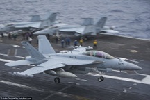 Không khí 'sẵn sàng' trên siêu tàu sân bay Mỹ tiến vào cửa ngõ Triều Tiên