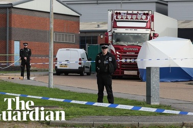 Cảnh sát Anh cúi đầu trước xe tải chở 39 thi thể