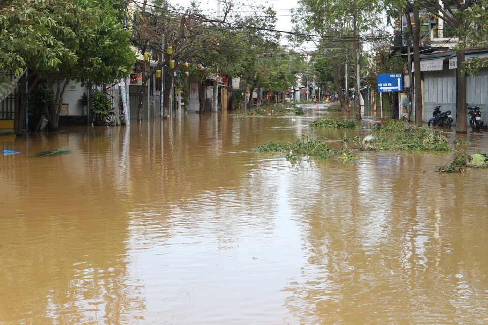 Người dân Hội An khốn đốn với bão số 9 vừa đi thì lũ lớn lại về - 3 Người dân Hội An khốn đốn với bão số 9 vừa đi thì lũ lớn lại về - 3