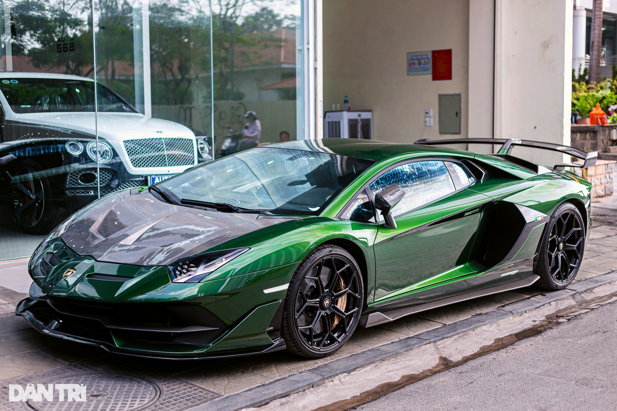 View - Lamborghini Aventador rao giá 19,9 tỷ, "màu sơn 2,5 tỷ đồng" gây tranh cãi | Báo Dân trí