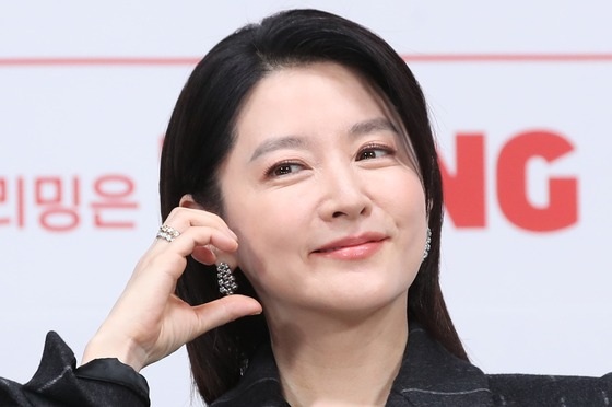 Quốc bảo nhan sắc Hàn Quốc Lee Young Ae tự tin khoe nếp nhăn ở tuổi 54 - 4 Quốc bảo nhan sắc Hàn Quốc Lee Young Ae tự tin khoe nếp nhăn ở tuổi 54 - 4
